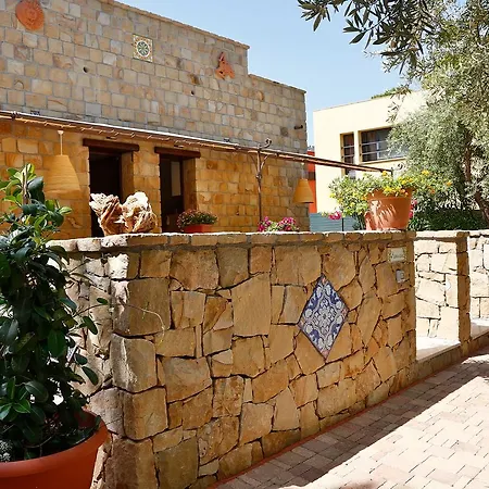 Sanfilippo אתר קמפינג צ'פאלו
